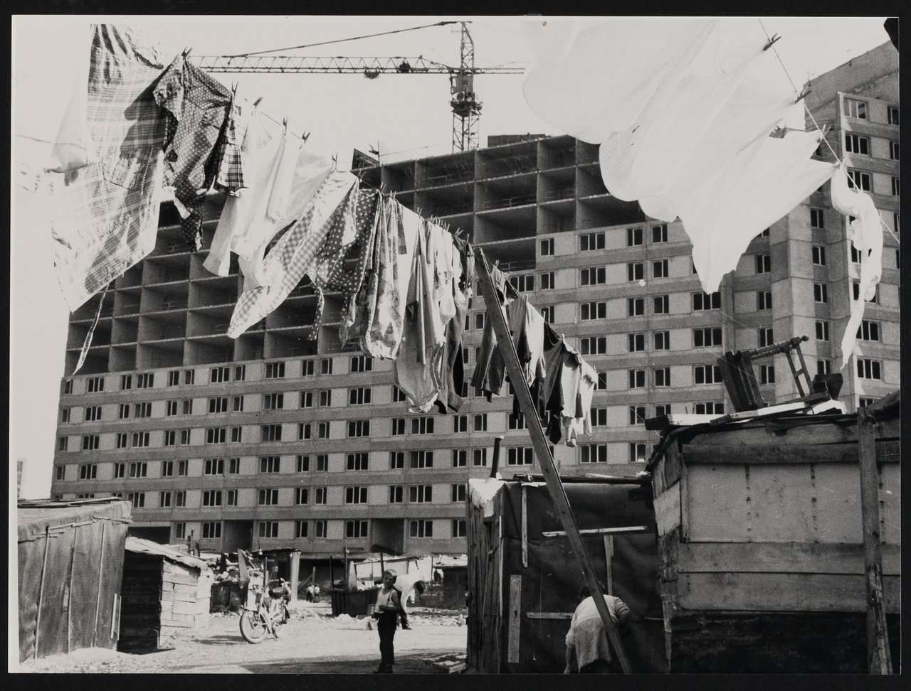 Franc-Moisin : la cité en construction au-dessus des baraques du bidonville, photographie d’archive